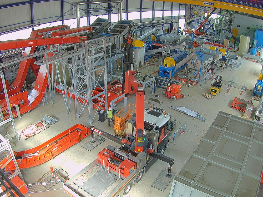 De bouw van de granulaatfabriek is in volle gang.