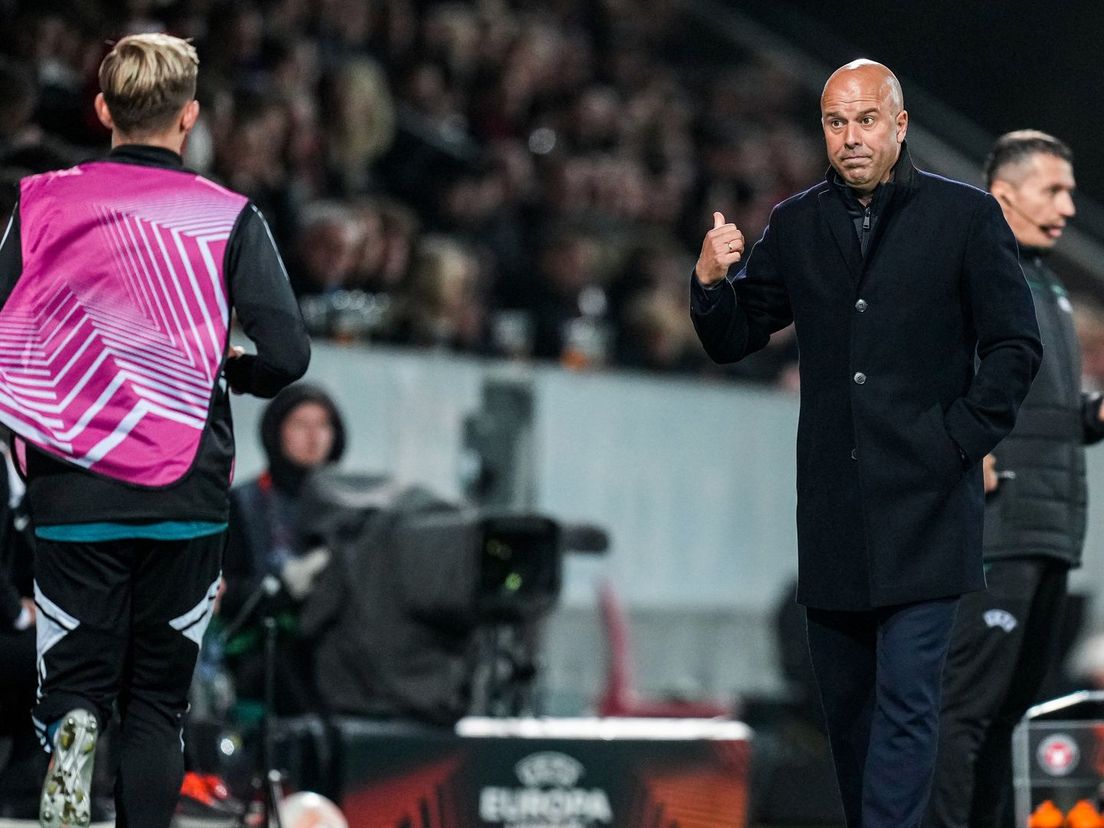 Feyenoord-trainer Arne Slot instrueert Marcus Pedersen om zich klaar te maken voor zijn invalbeurt