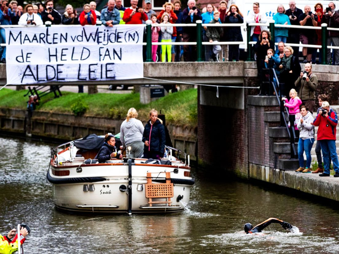 Zwemmer Maarten van der Weijden onderweg tijdens zijn monstertocht langs de elf Friese steden