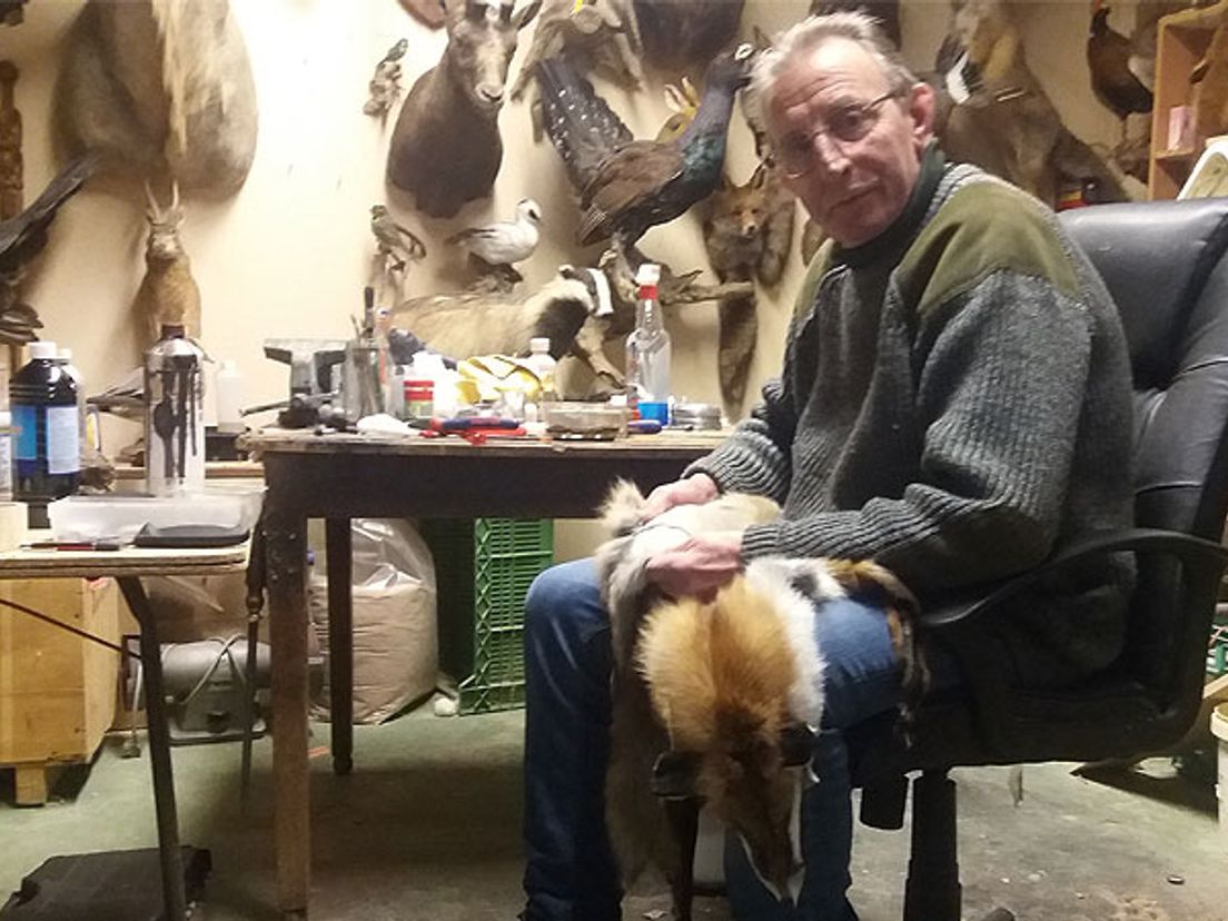 Jan Schouten zet dode dieren op