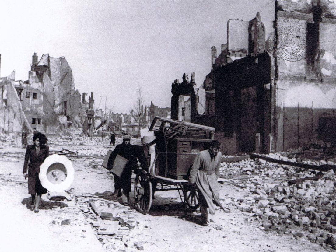 Op de dag na het bombardement van 31 maart 1943 proberen mensen huisraad te redden uit getroffen woningen in Rotterdam-West.
