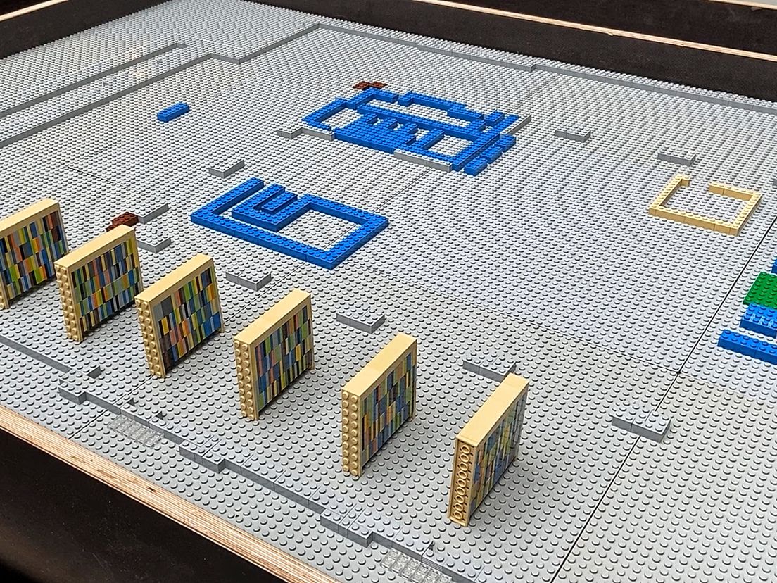 De eerste boekenkasten zijn gebouwd van Lego