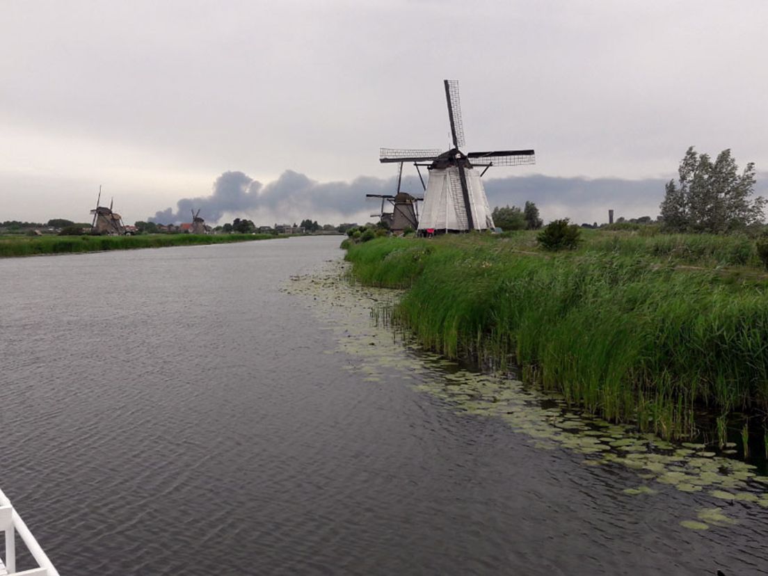 De rookpluim was ook vanuit Kinderdijk goed te zien