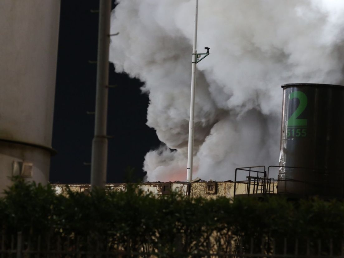 Rookwolken bij brand in schrootafval in Botlek