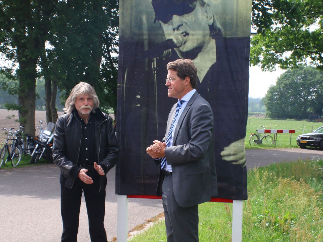 Van Oosterhout en Derksen onthulden het bord door een vlag van Harry Muskee er vanaf te trekken (Rechten: Van Oost Media)