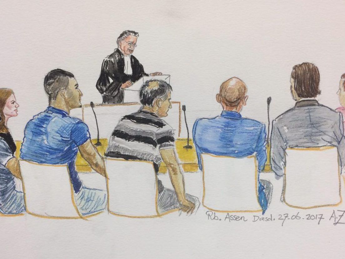 De verdachten (vlnr) D.B., Kamal A., hoofdverdachte Saied H., zijn oom Hassan H., Willem S., Mel E. en Ivo J. tijdens strafeisen. (tekening: Annet Zuurveld)