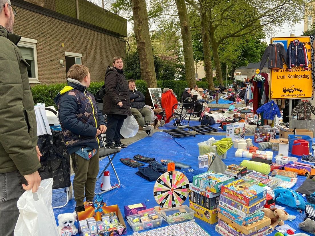 Kinderen verdienen zakgeld  op de vrijmarkt in Schiedam-Kethel
