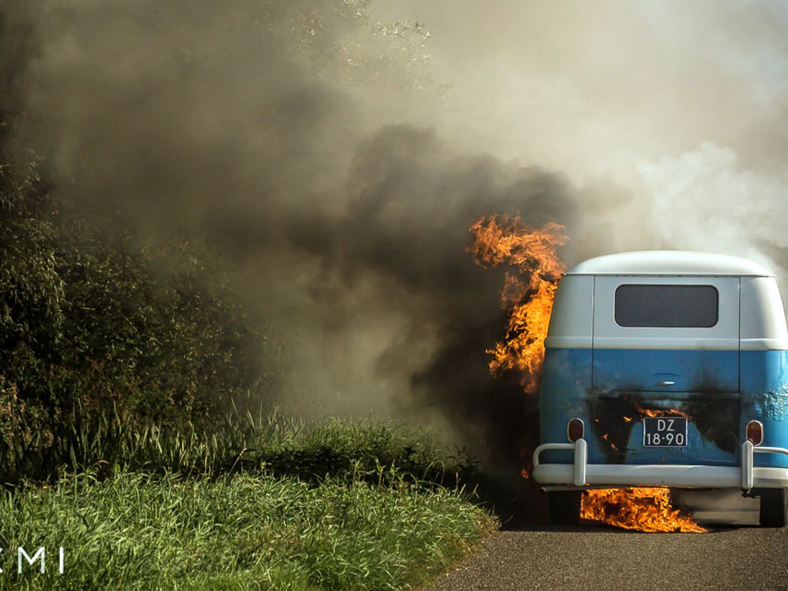 Vlammen slaan uit de bus