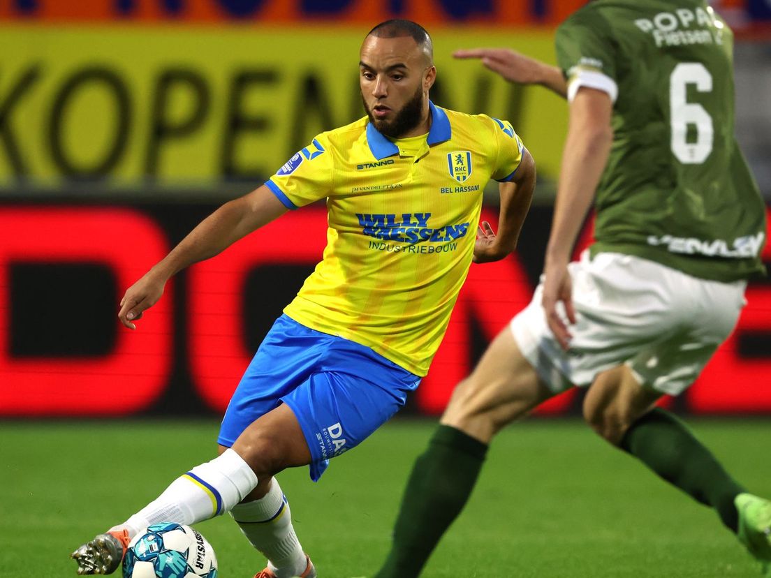 Iliass Bel Hassani is hier aan de bal voor RKC Waalwijk tegen SC Cambuur