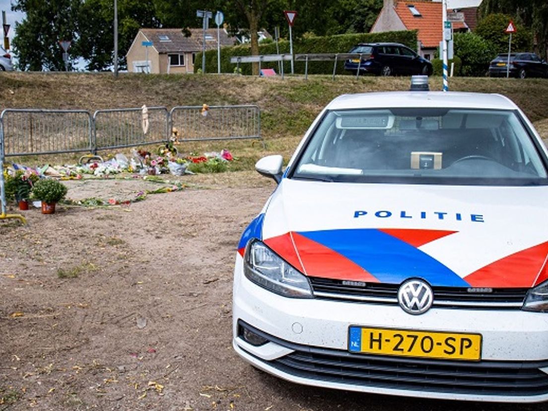 Op de plek waar het ongeluk gebeurde, worden bloemen gelegd
