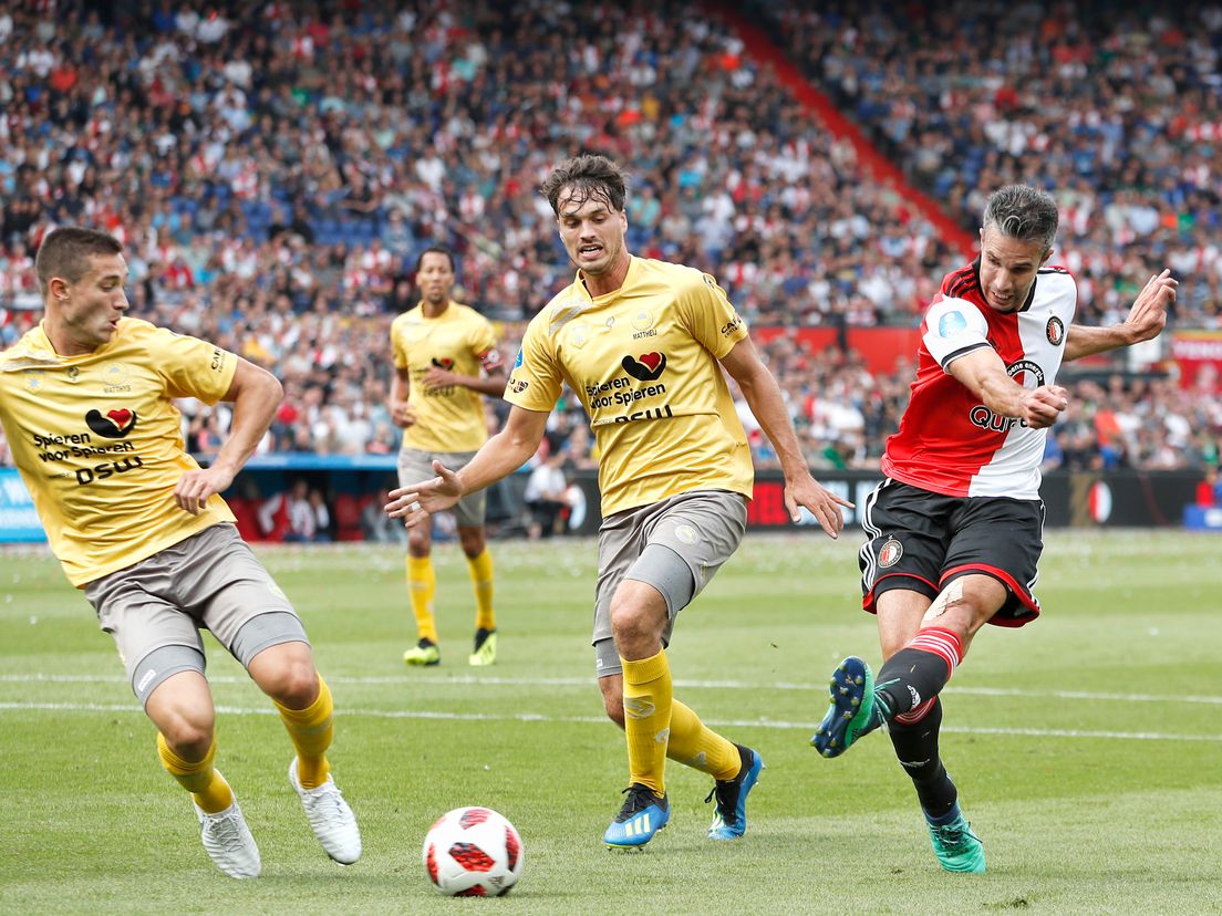 Van Persie zet Feyenoord op voorsprong.