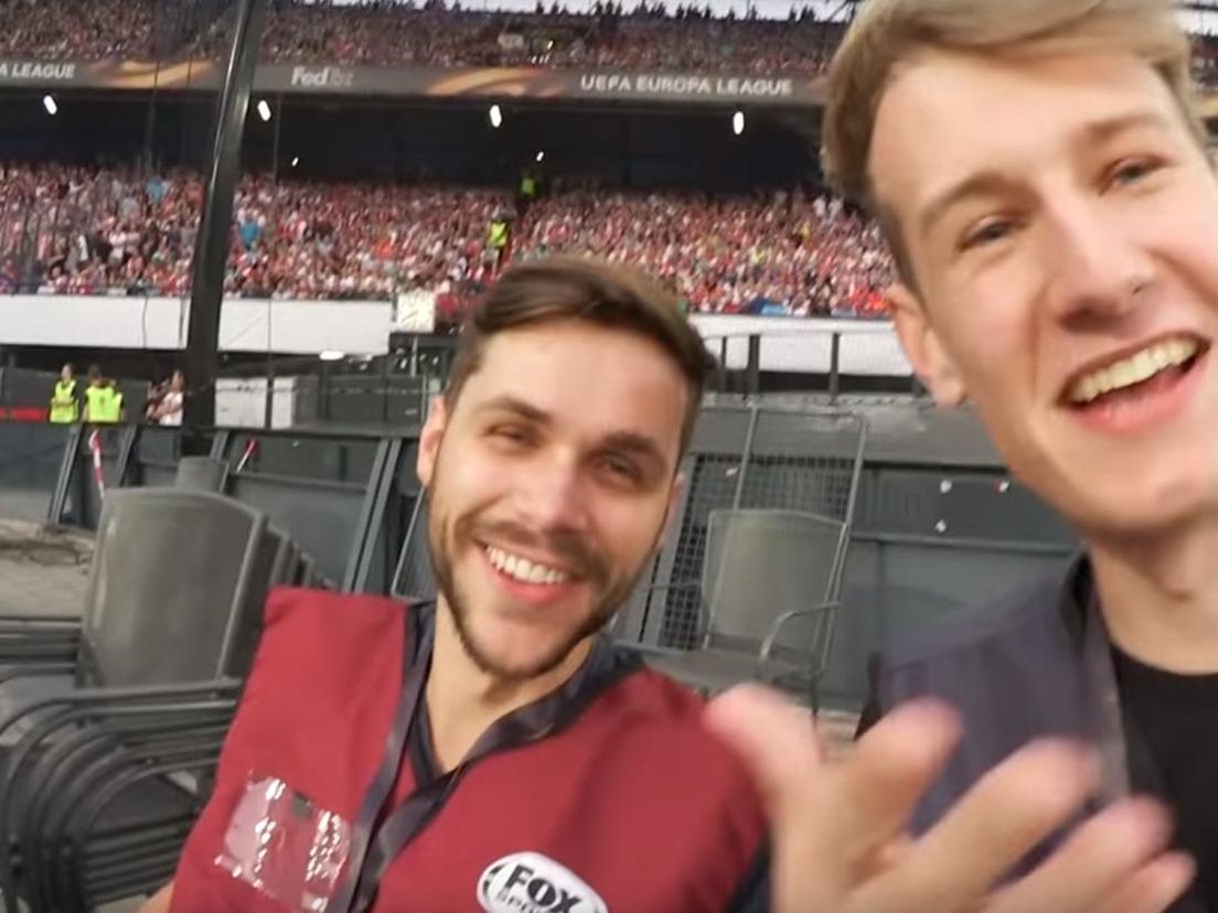 De vloggers wisten in vermomming het stadion van Feyenoord binnen te komen (Screenshot uit video 'Willem')