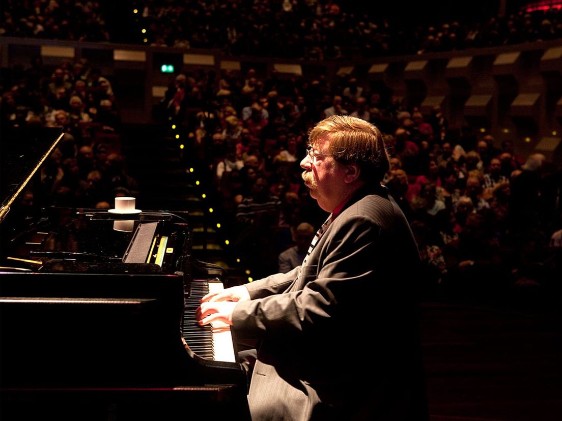 Bert Nicodem tijdens een zondagochtendconcert in De Doelen