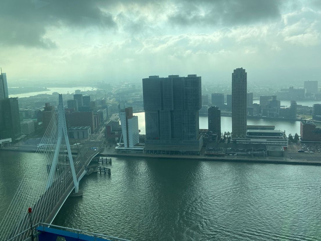 Uitzicht vanaf de 53e verdieping van de Zalmhaventoren