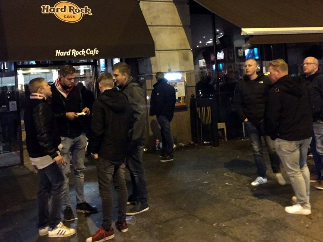 Feyenoordfans staan buiten bij een hardrockcafé in Manchester