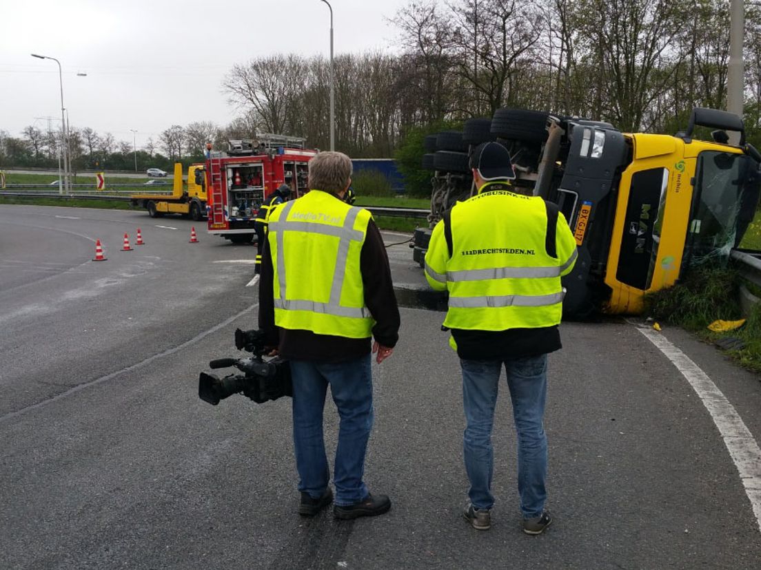 Betonmixer gekanteld op A29 (Foto Politie Hoeksche Waard)