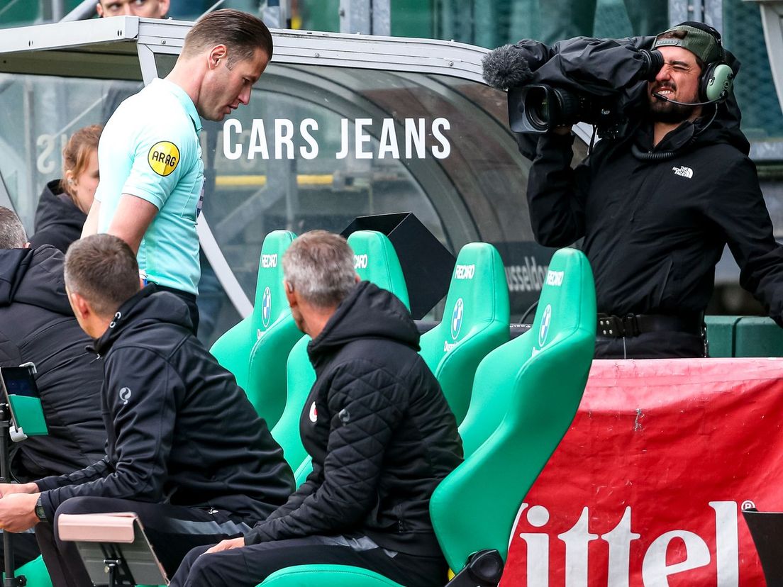 Danny Makkelie door de VAR naar het scherm geroepen tijdens ADO - Excelsior