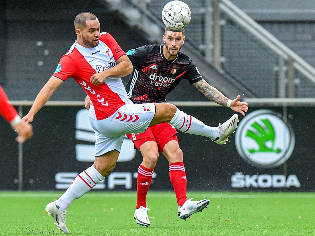 Marco Senesi tijdens FC Emmen-Feyenoord.