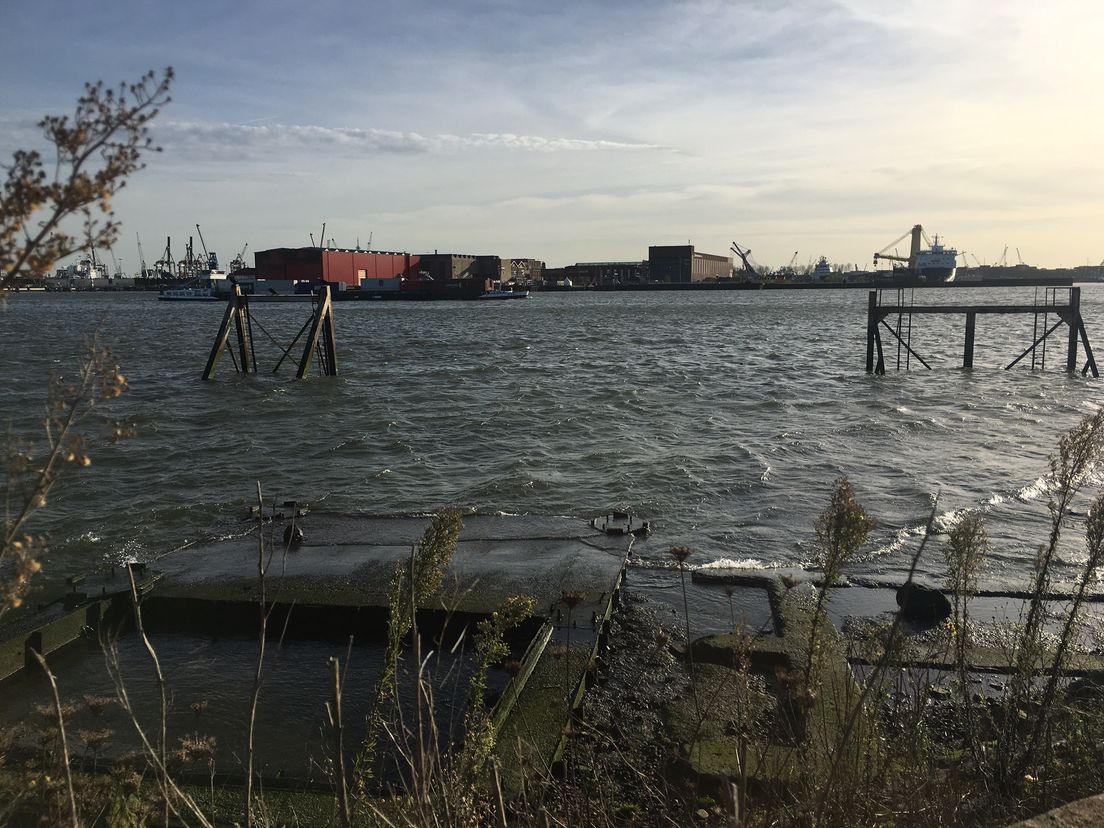 Restanten van de scheepshelling van Guto in het water