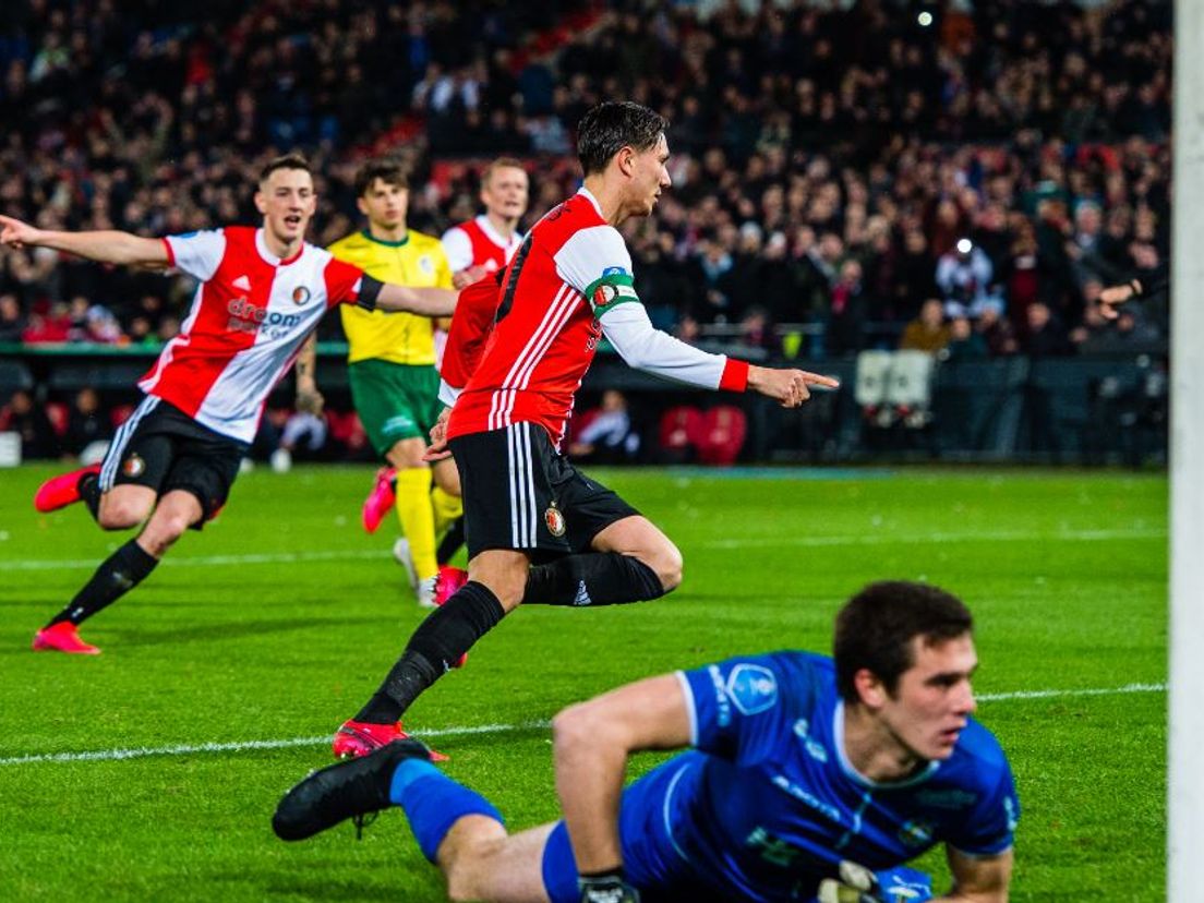 Steven Berghuis schiet Feyenoord via een strafschop op voorsprong tegen Fortuna. (VK Sportphoto - Yannick Verhoeven)