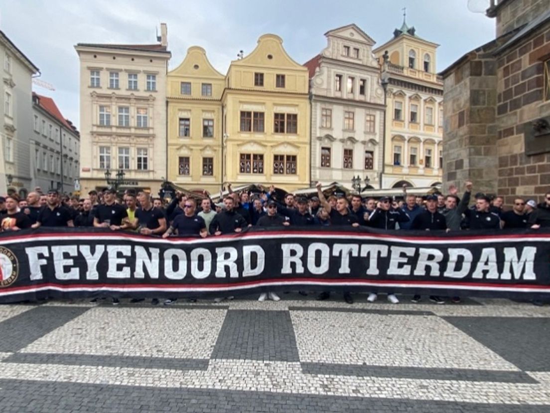 Het Legioen op weg naar het stadion van Slavia Praag