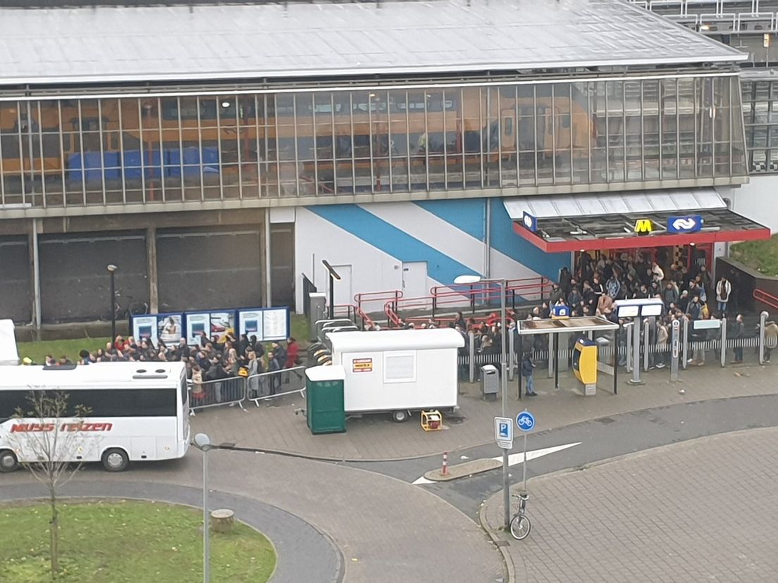 Drukte bij treinstation Schiedam Centrum (Bron: Twitter - Pascal van der Bend)