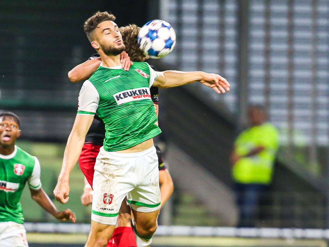 Nikolas Agrafiotis in duel namens FC Dordrecht tegen Excelsior eerder dit seizoen (Bron: VK Sportphoto - Mischa Keemink)