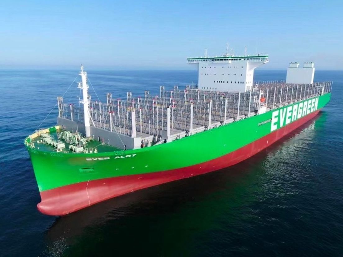 Het grootste containerschip ter wereld komt vol beladen naar Rotterdam