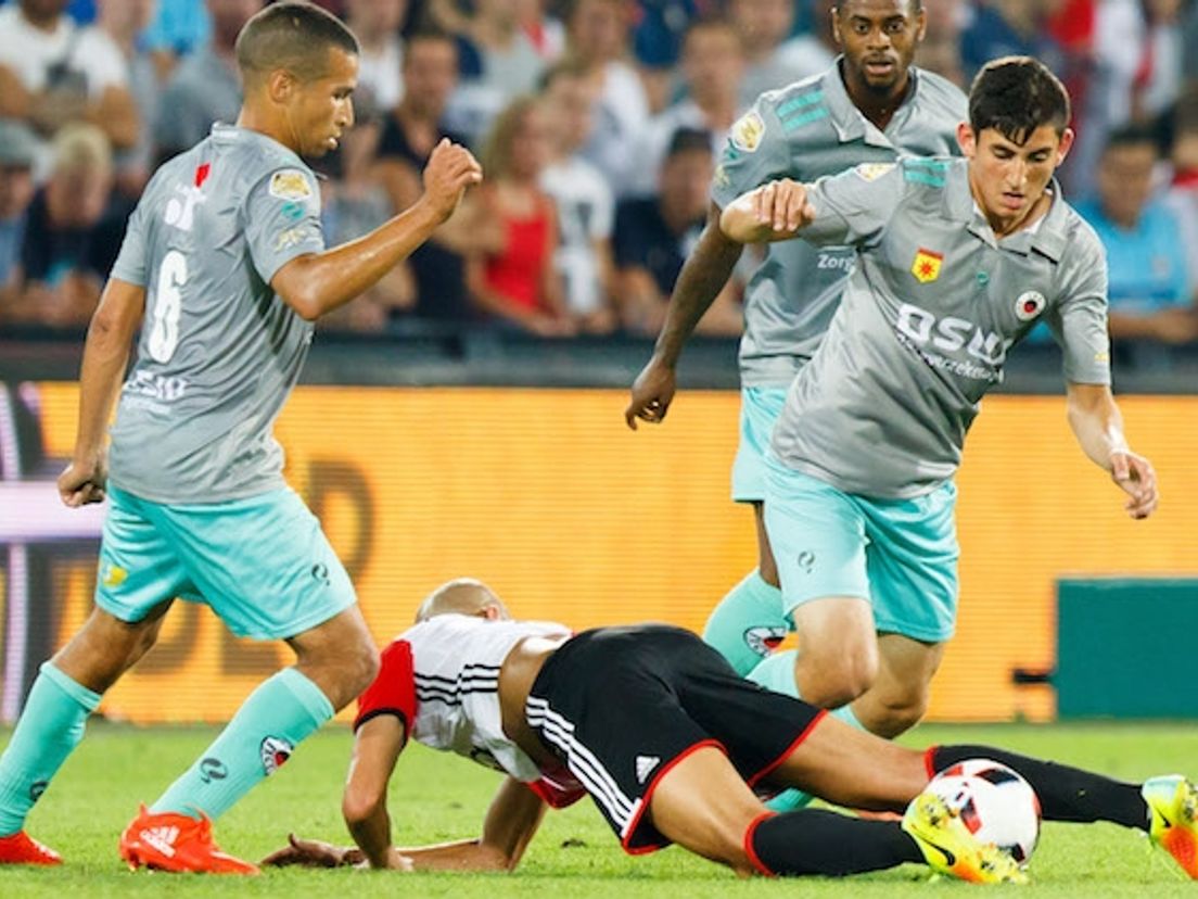 Dogucan Haspolat (rechts) in de wedstrijd tegen Feyenoord. (Bron: clubwebsite Excelsior)