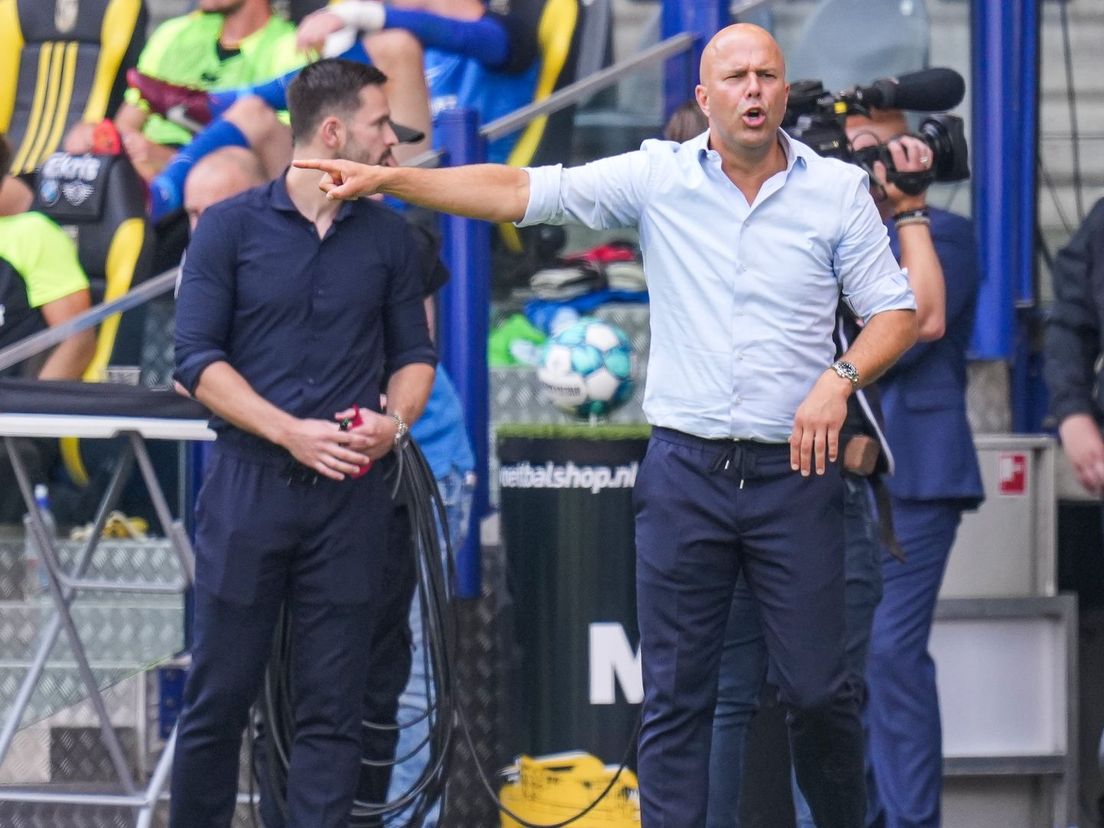 Arne Slot geeft aanwijzingen langs de lijn bij Vitesse-Feyenoord