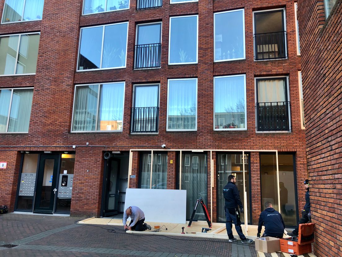 Voor de ingang van het de corona-afdeling wordt een extra gebouw geplaatst.