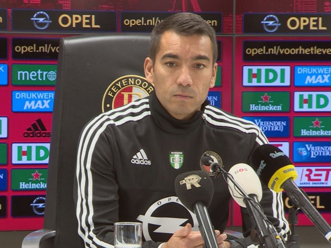 Van Bronckhorst op de persconferentie