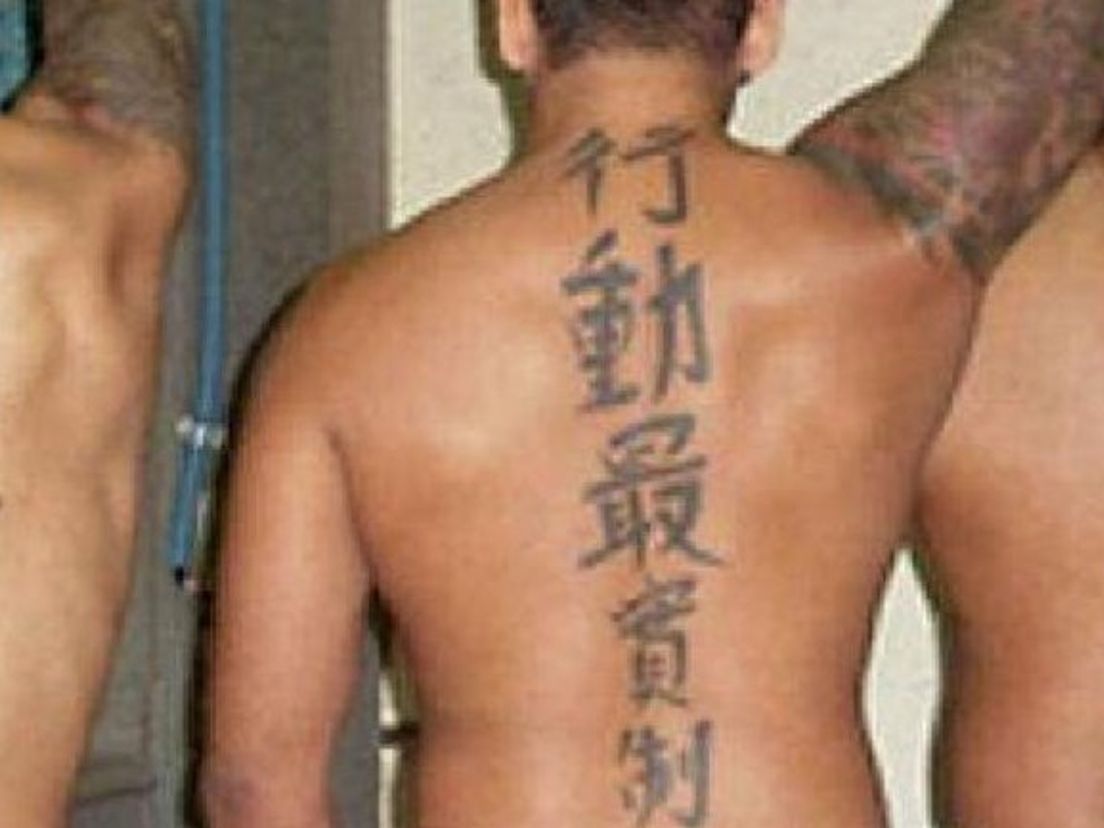 De 'tattookillers' hebben een grote tatoeage met Chinese tekens op de rug