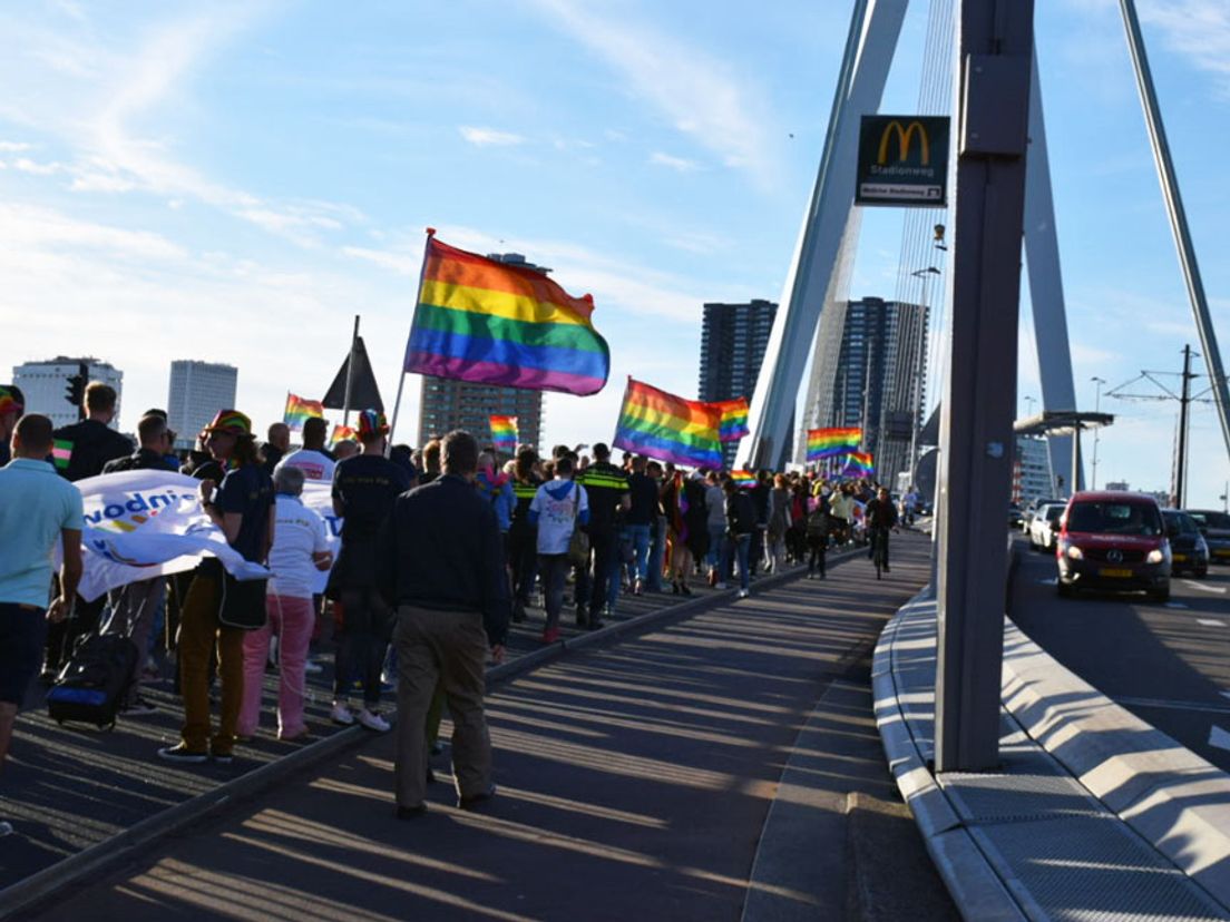 Pride Walk over de Erasmusbrug
