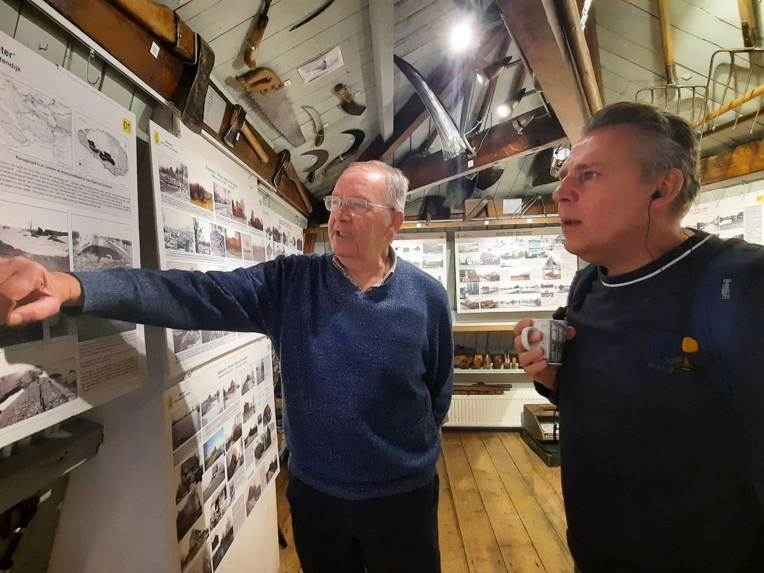 Chris van Ballegooijen vertelt de verhalen achter de foto's expositie "Dorp in het Water"