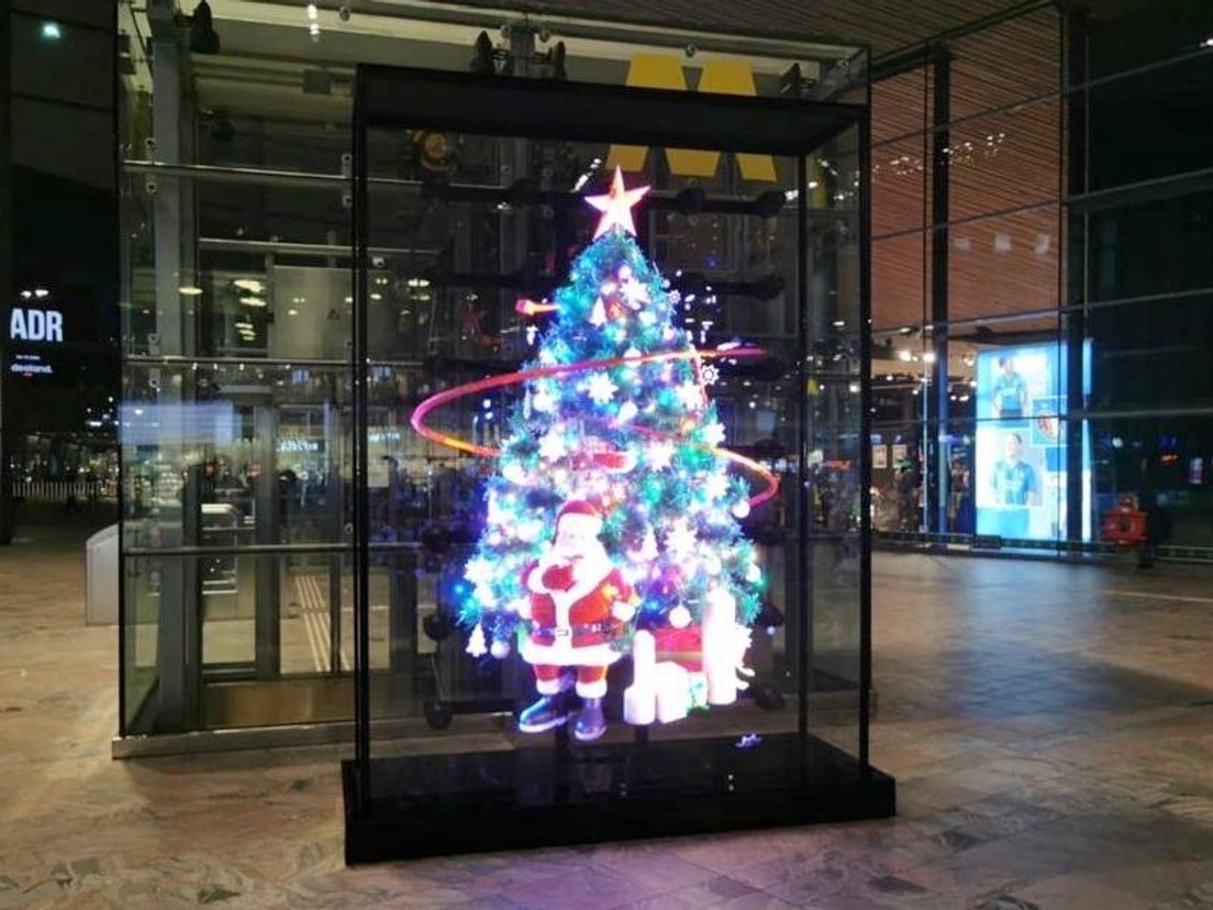 Kerstboom-hologram siert Rotterdamse stationshal