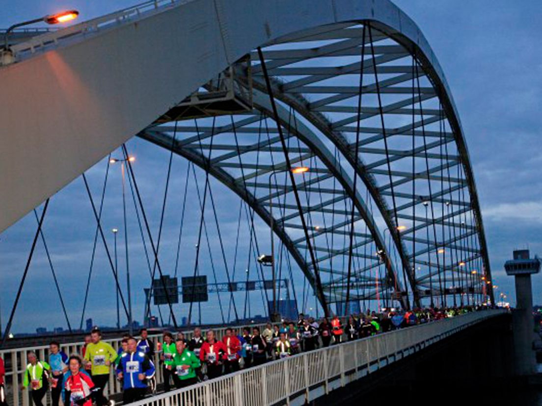 Hardlopers nemen bezit van Rotterdamse bruggen