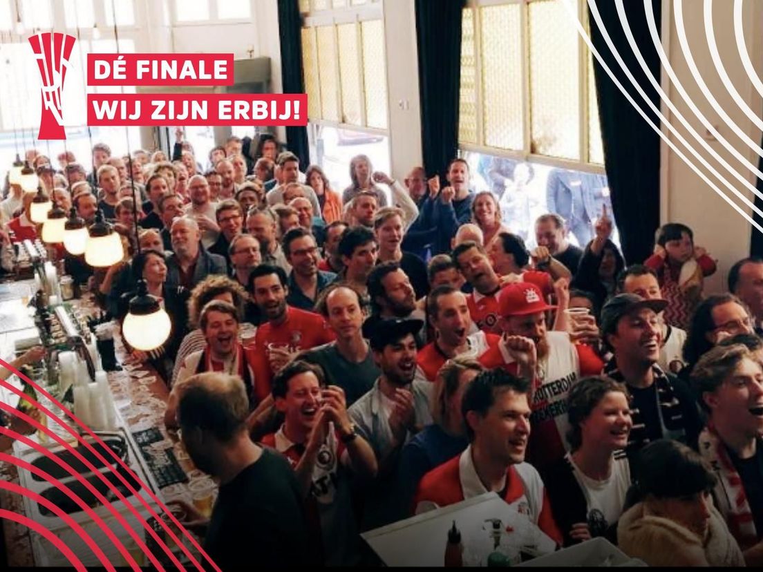 Supporters kijken naar Feyenoord in Café Steijn
