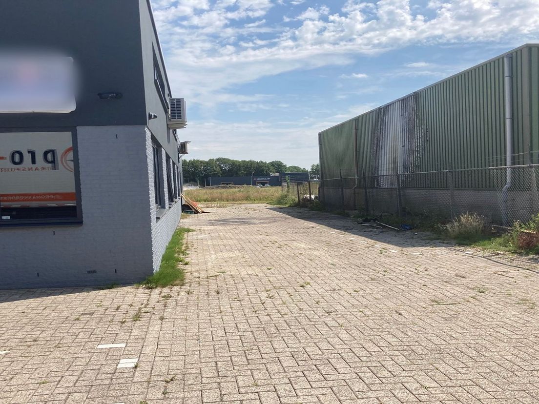 De zwartgeblakerde sporen zijn van de eerdere brandstichting.
