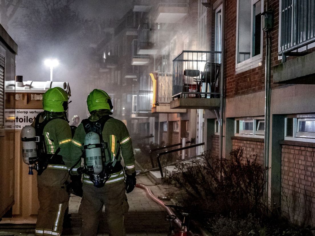 Bij een brand aan de Hekbootstraat sloeg de politie de bewoner in de boeien
