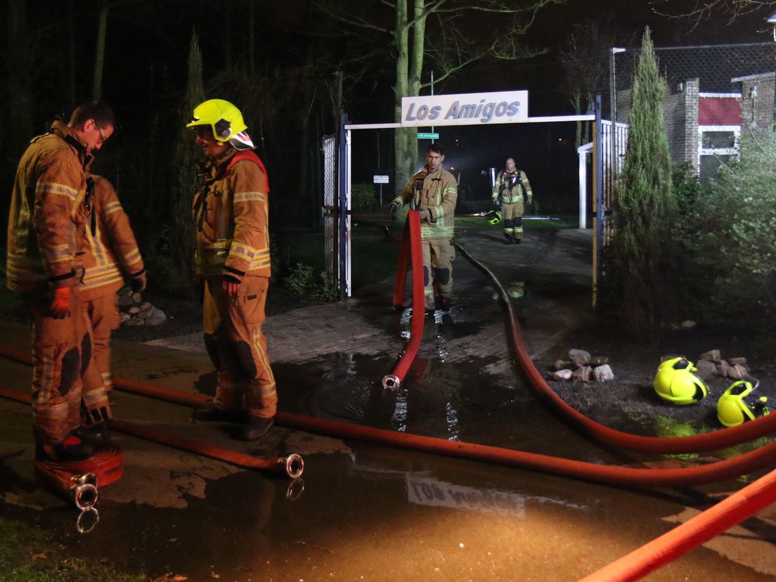 De brandweer bij de tennisvereniging aan de Stadhouderslaan in Schiedam.