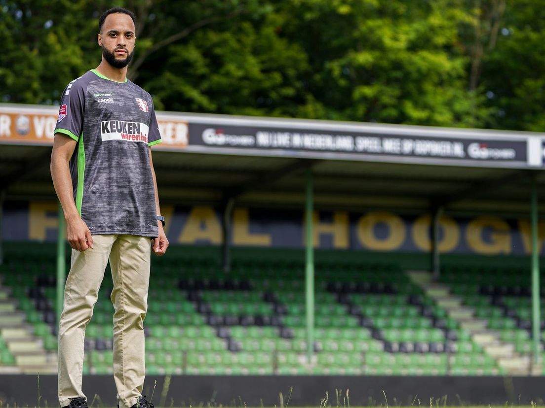 Elso Brito poseert in het shirt van FC Dordrecht
