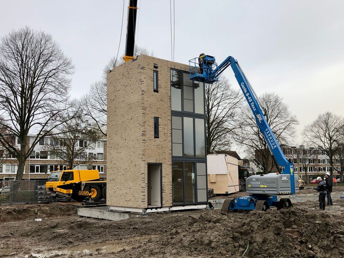 De plaatsing van het eerste kant-en-klare huis in Ridderkerk