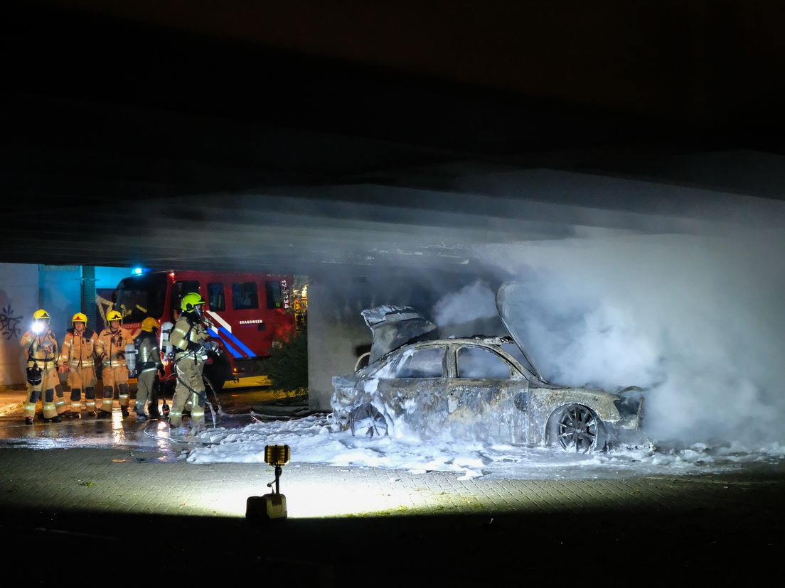De uitgebrande auto onder de Spaansebrug.