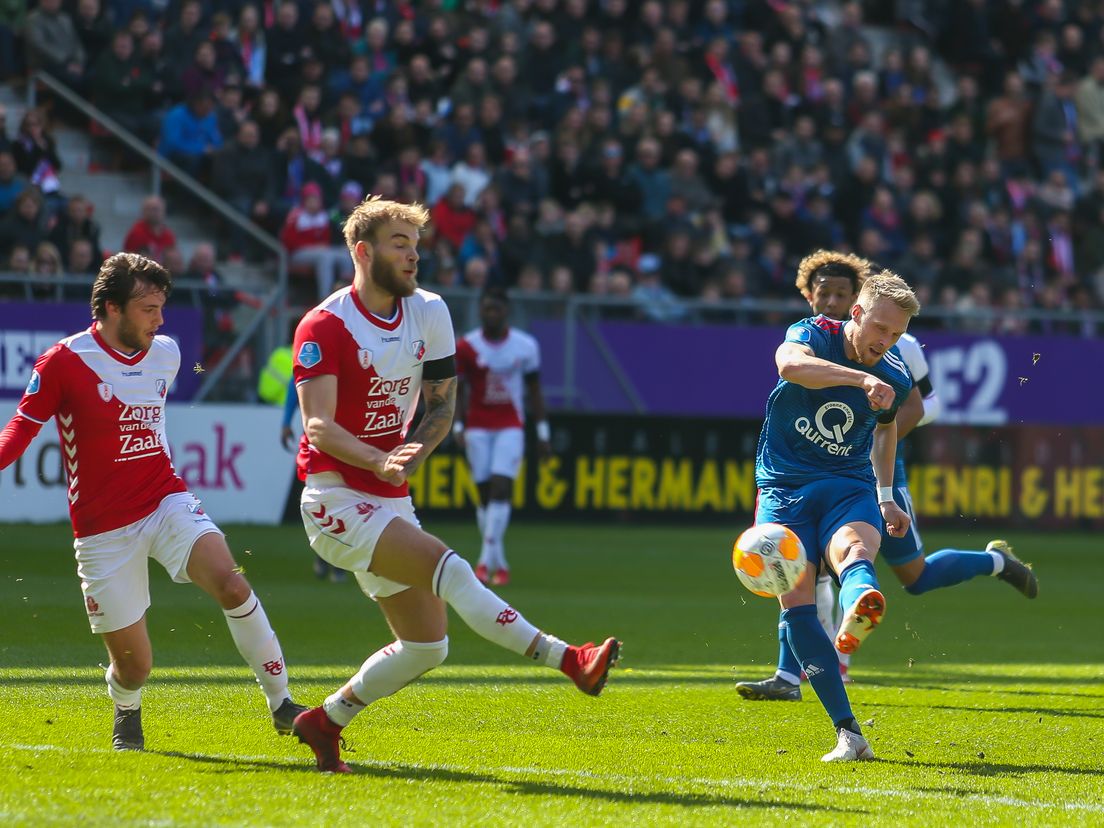 Nicolai Jørgensen haalt uit.