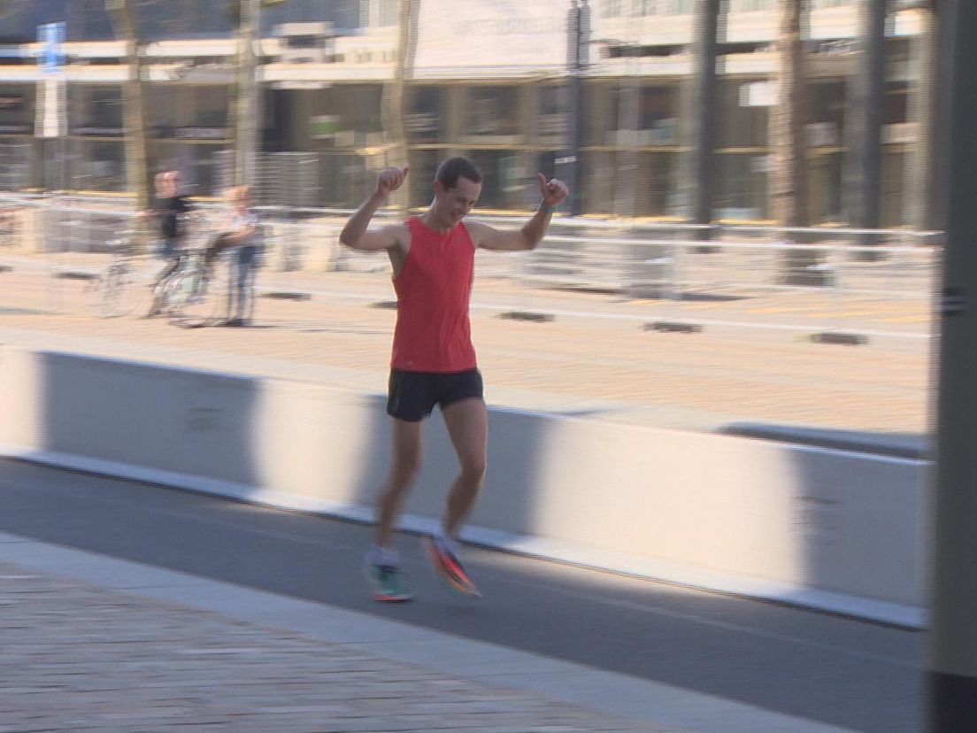 Voor zijn onlangs overleden moeder wilde de hardloper álsnog de marathon lopen