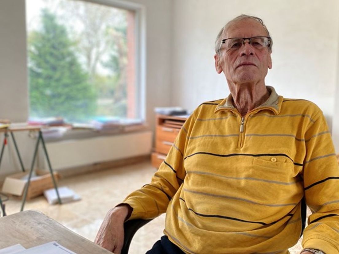 Cees Engel in zijn woning in België
