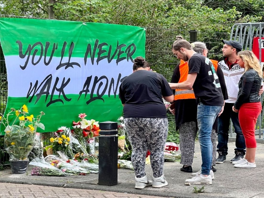 In het speeltuintje aan de Jongkindstraat worden bloemen gelegd ter nagedachtenis aan de overleden Petra
