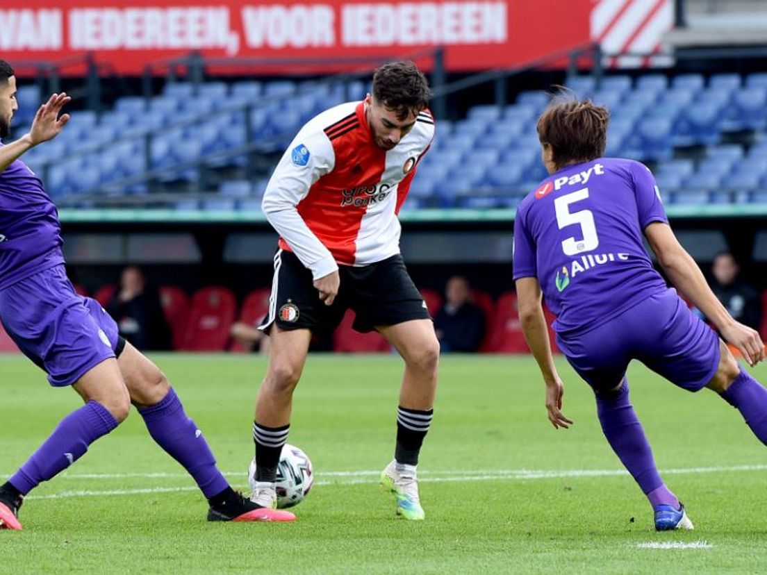 Orkun Kökcü krijgt de bal niet onder controle tussen twee spelers van FC Groningen. (VK Sportphoto - Yannick Verhoeven)