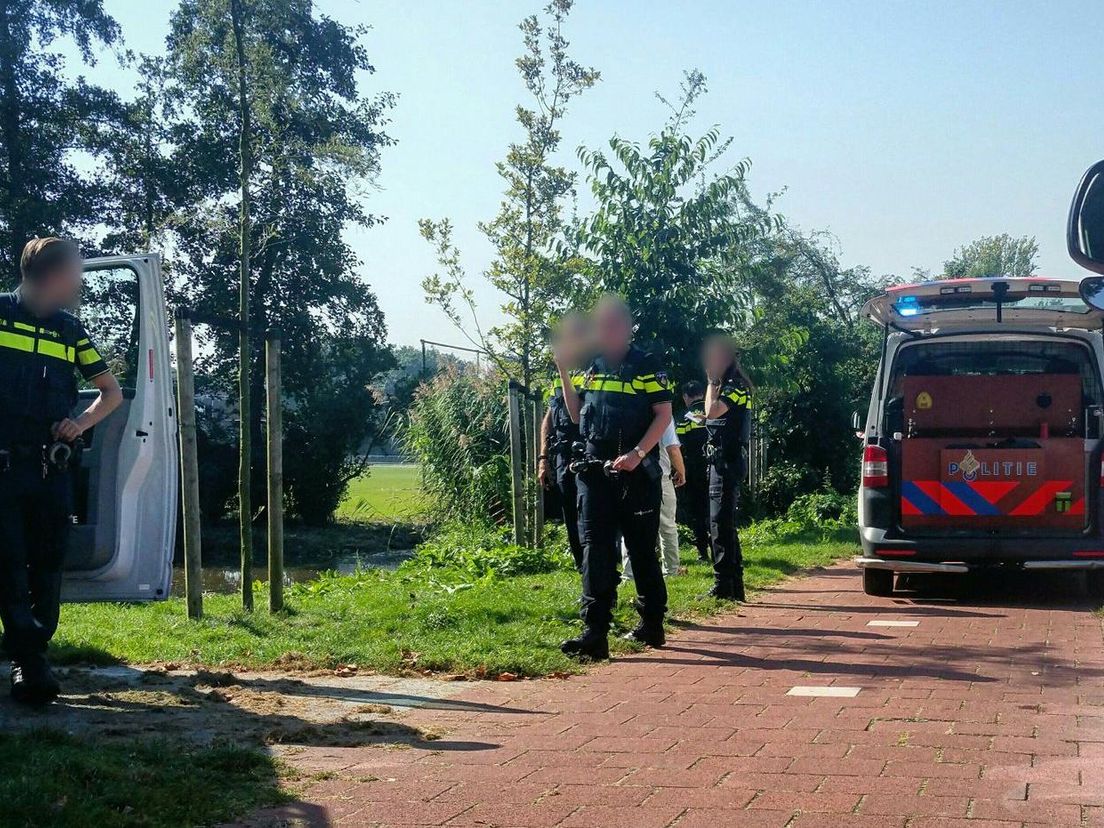 Agenten haalden de verdachte uit het water.
